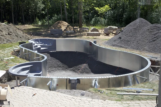 Chantier de construction d'une piscine enterrée en béton, vue aérienne
