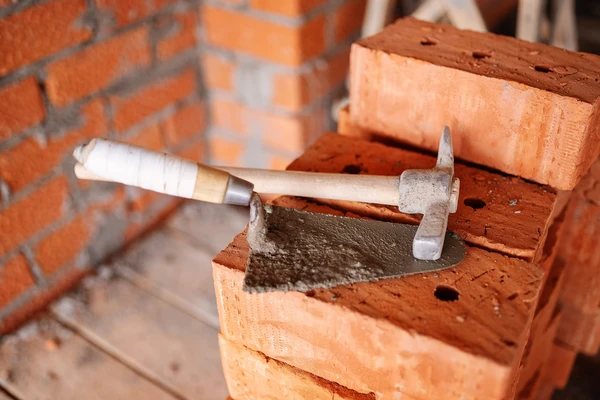 Chantier de construction résidentielle en cours, maison individuelle à étage en phase de gros œuvre