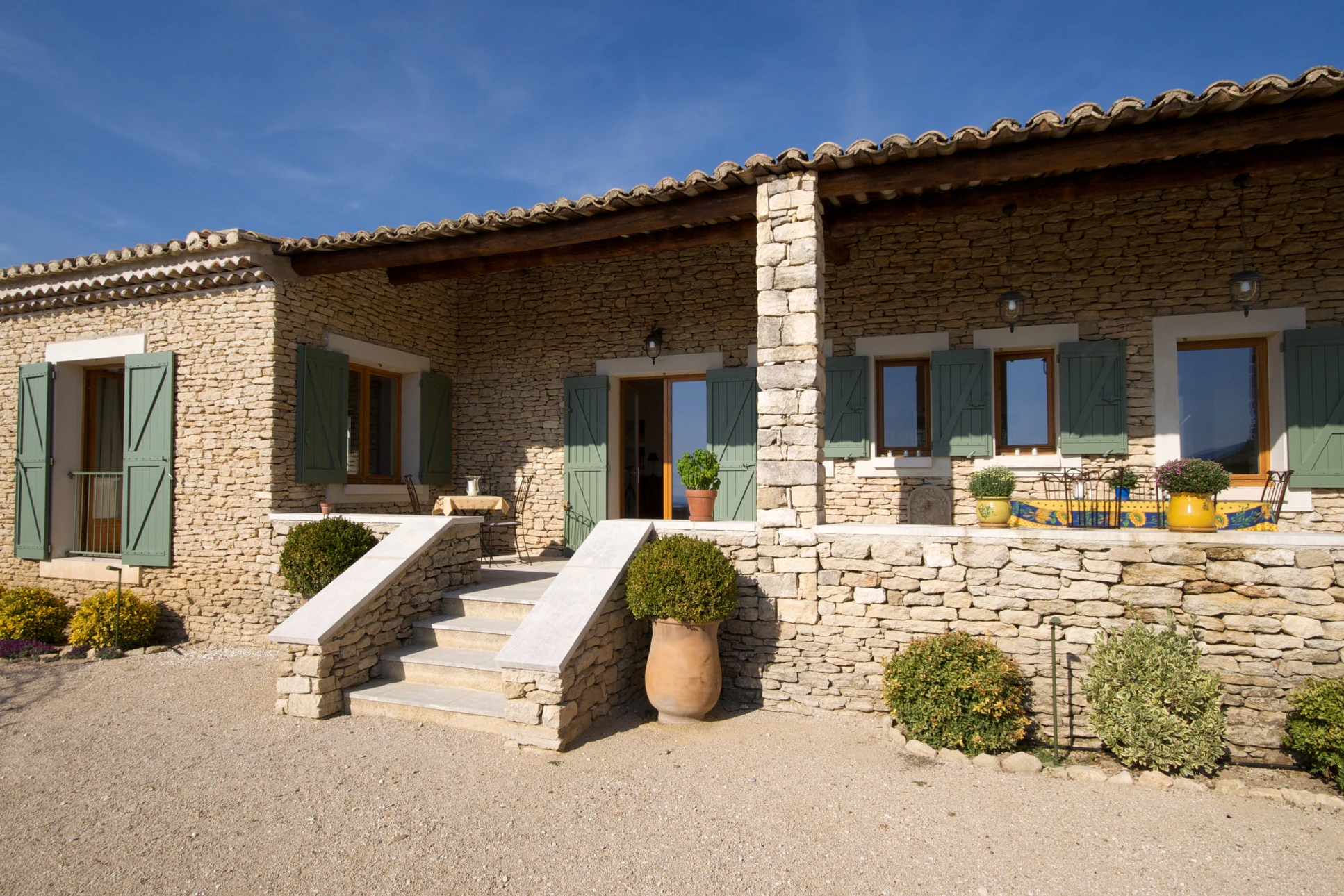 Maison individuelle en rénovation avec échafaudage métallique installé sur façade